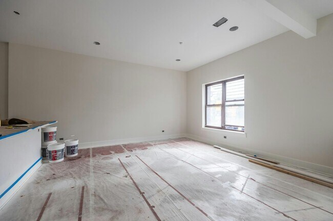 Building Photo - 827 W Montrose Harbor Dr