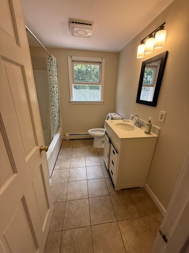 Building Photo - A 2 bedroom one bathroom ranch home in Har...