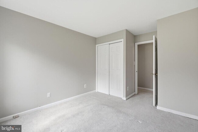 Building Photo - 2822 Lee Oaks Pl