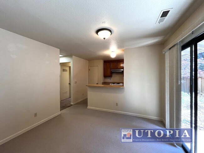 Building Photo - Charming 3 Bedroom, 2-bathroom Townhouse v...