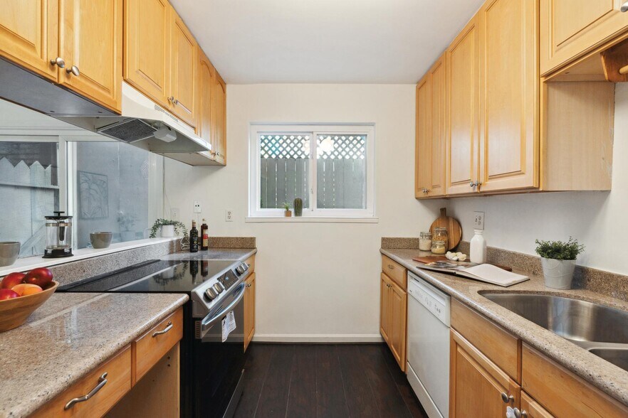 Building Photo - 6211 Telegraph Ave