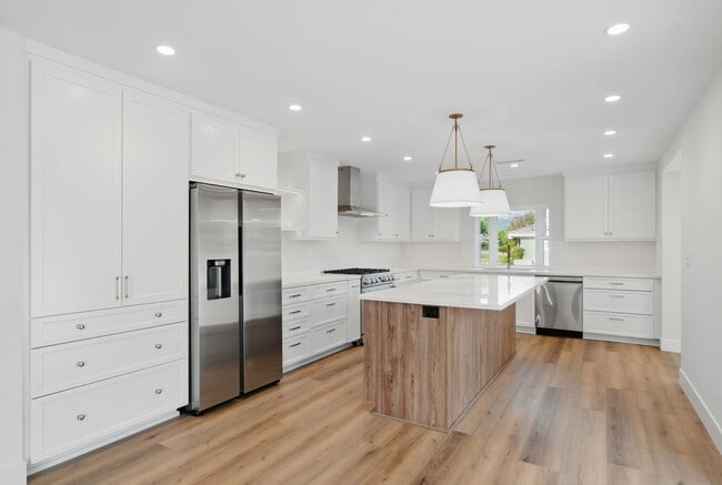 Building Photo - Stunning Home for Entertaining in Highly S...