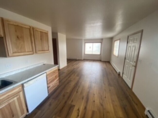 Building Photo - 2 Bedrooms 1 Bathroom 4 Plex - Belgrade