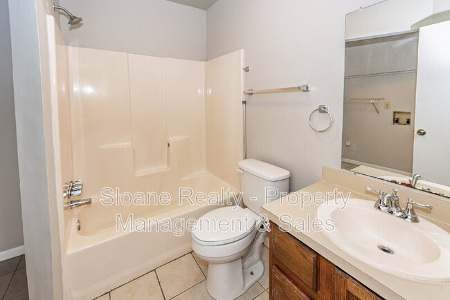 Building Photo - 1022 Oakcrest Dr
