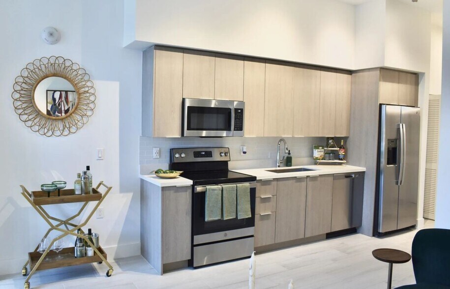 Building Photo - 601 E Dania Beach Blvd