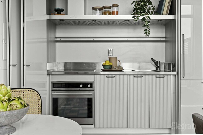 Building Photo - 18 W 48th St