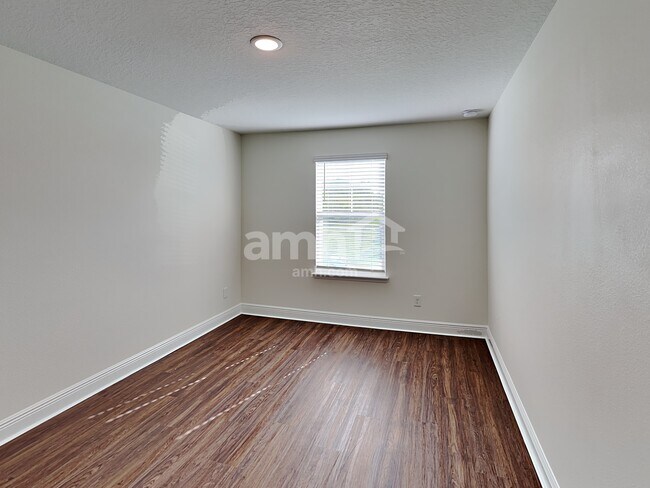 Building Photo - 825 Heavenly Dr