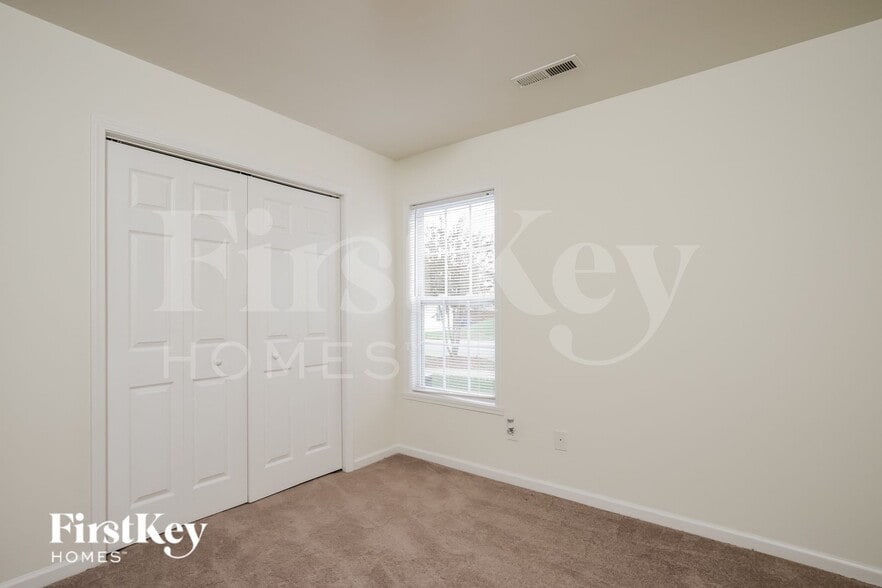 Building Photo - 4004 Village Park Ct