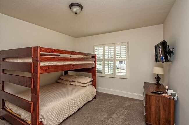 Building Photo - Beautiful Bungalow Home with Heated Pool on Golf Course