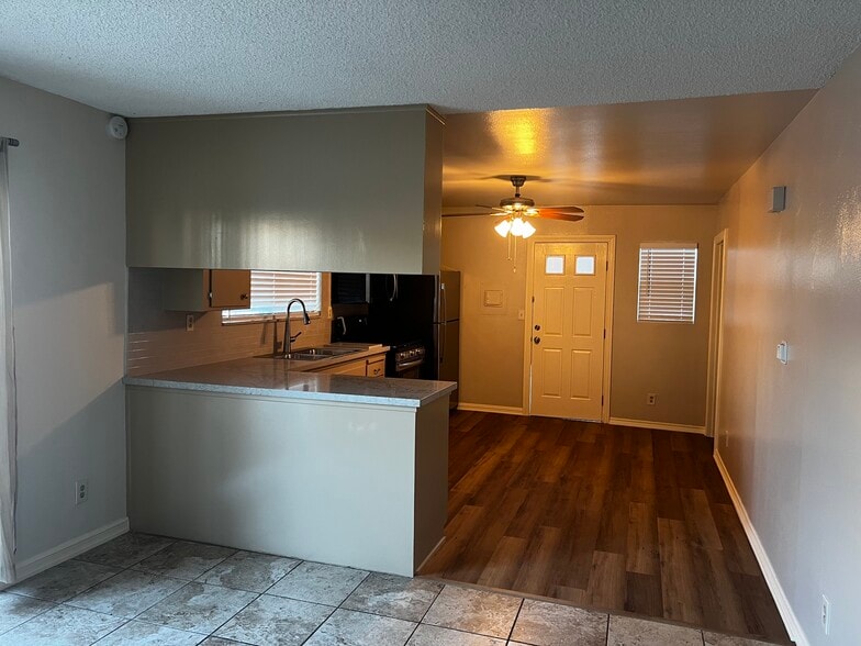 Building Photo - 1047 W 25th St