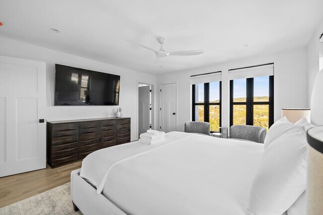 Building Photo - 2701 Bumble Bee Dr