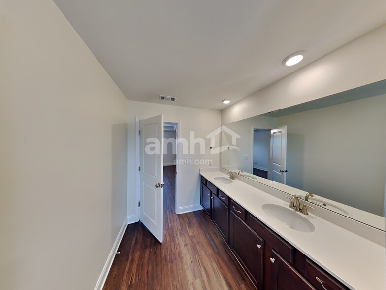 Building Photo - 2128 Williamshire Ln