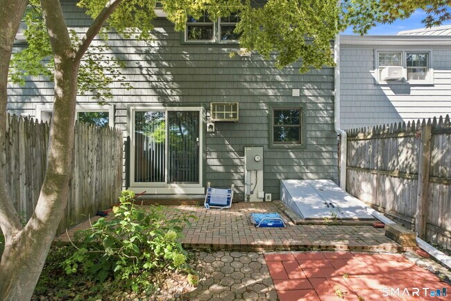 Building Photo - 12 Town House Ln
