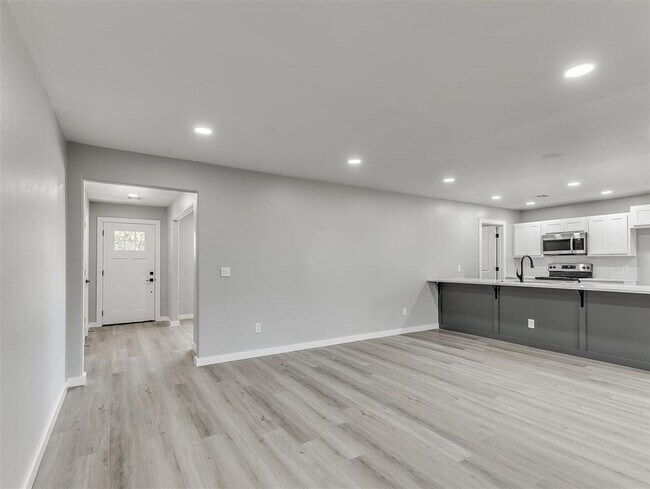 Building Photo - Look at this beautiful home!! 4 bed, 3 full baths!