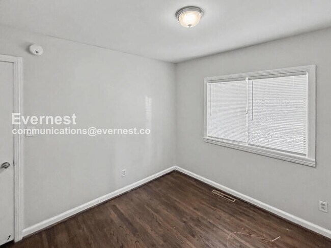 Building Photo - 3 Bed/1 Bath Home with Carport / Pet-Friendly / Available Now!