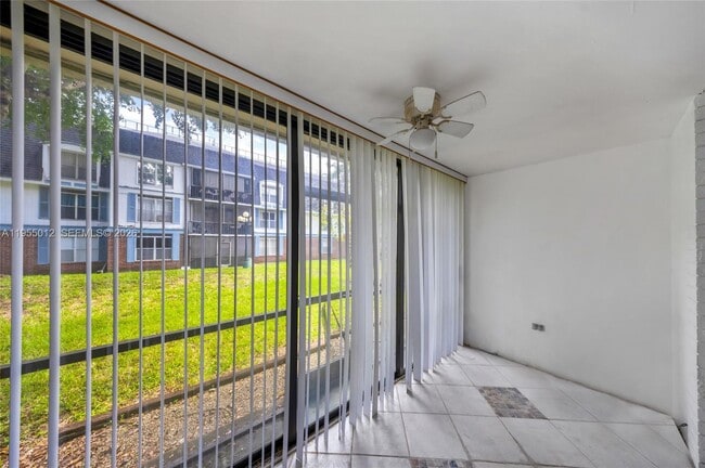 Building Photo - 3650 Inverrary Dr