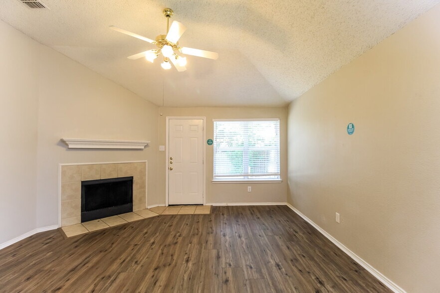 Building Photo - 833 Beaver Creek Dr