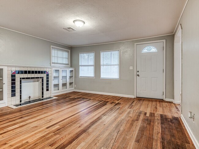 Building Photo - Cute Remodeled Bungalow in the heart of OKC!