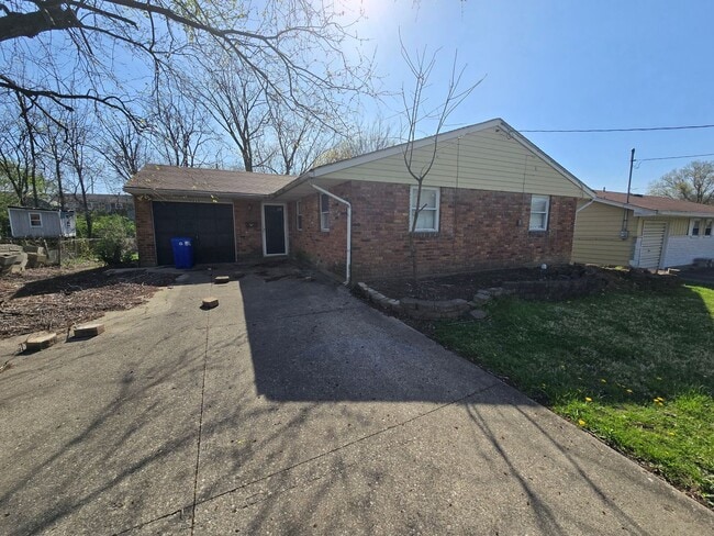 Building Photo - 4 Bedroom House