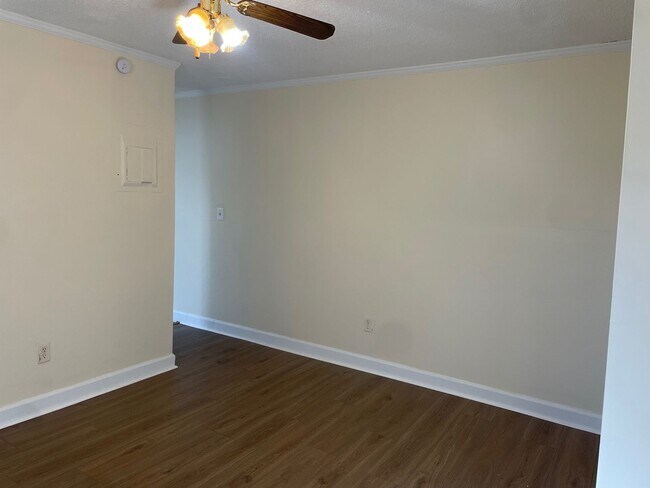 Building Photo - 1143