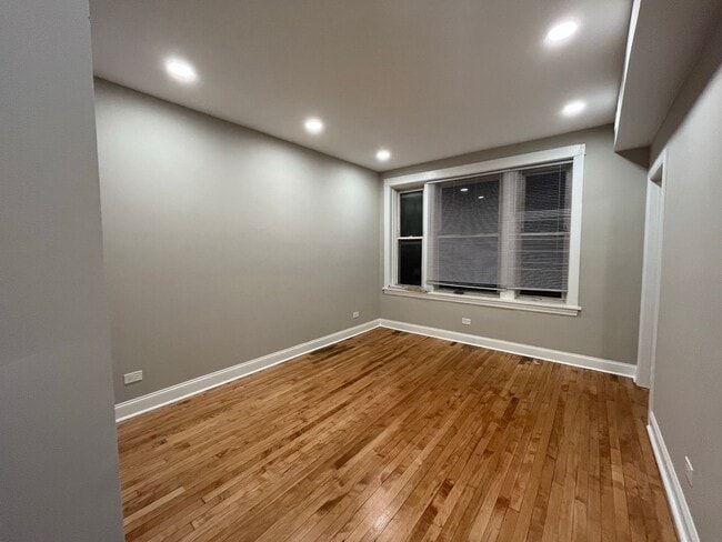 Building Photo - Albany Park rehabbed 2 bedroom close to Metra station.