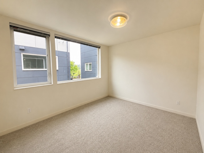 Building Photo - West Seattle/Pigeon Point Townhome