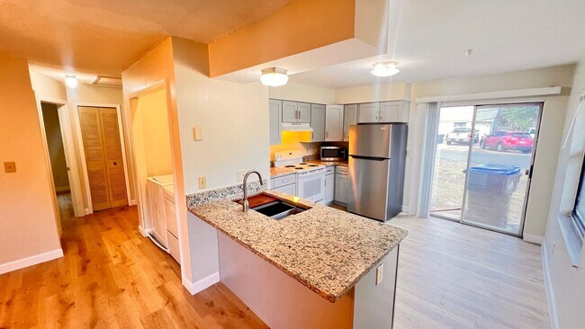 Building Photo - Spacious 2 Bed / 1 Bath Duplex in West Orl...