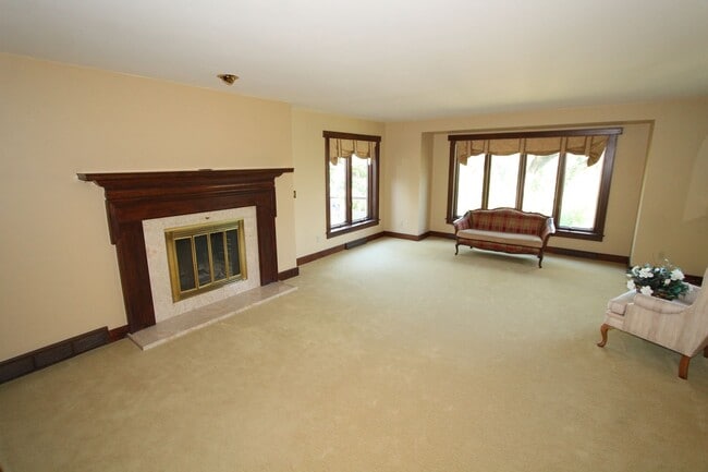 Building Photo - Incredible home on a private & secluded lot.