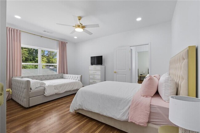 Building Photo - 1278 Plaza Ave SW