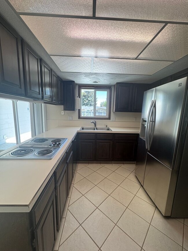 Building Photo - 3 bed 2 bath house with attached garage an...