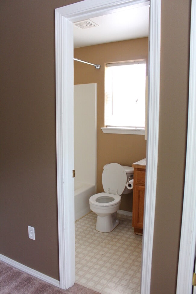 Building Photo - NE 4 Bedroom, 3 Bath, Gas Fireplace/Heat, ...