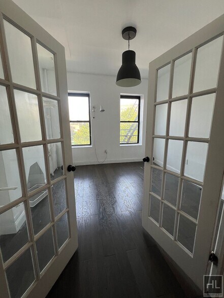 Building Photo - Junior 1BR / Studio Right Along Prospect P...