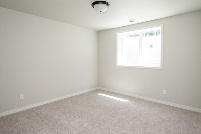 Building Photo - 4 Bed 3 Bath Single Family Home