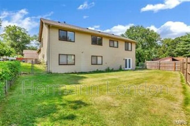 Building Photo - 5227 Suntrail Dr