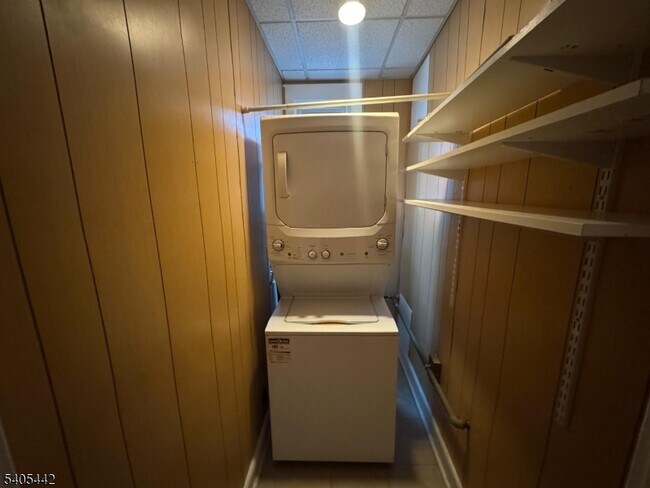 Building Photo - 742 Pennington St