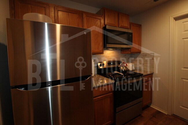 Building Photo - MOVE IN SPECIAL! Beautiful 3-Bedroom Home Near the Branson Strip