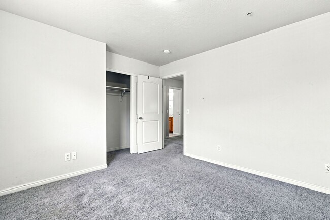 Building Photo - Beautiful Townhome in American Fork!