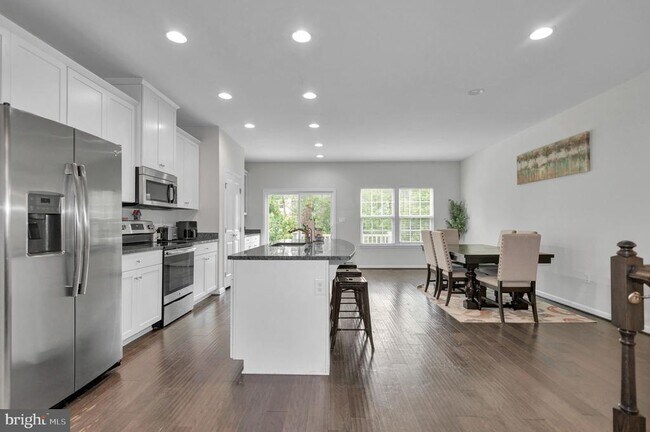Building Photo - 8633 Rosecrans Ln