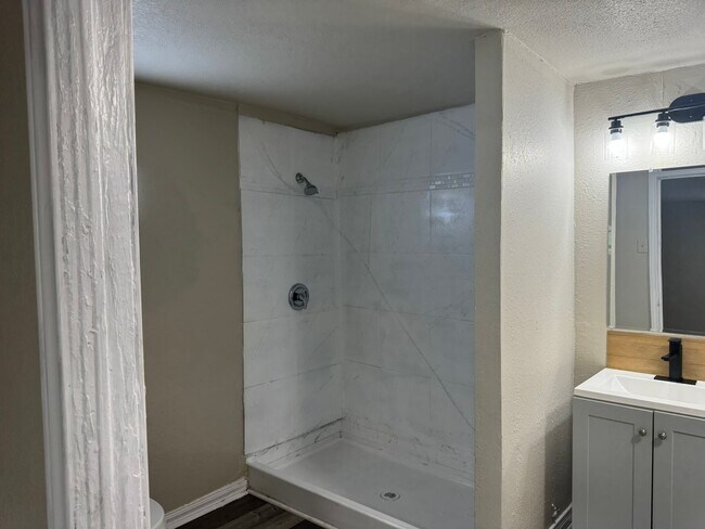 Building Photo - Move In Ready! Charming Corner Lot Home wi...