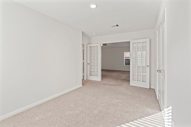 Building Photo - 15231 Central Lakes Dr