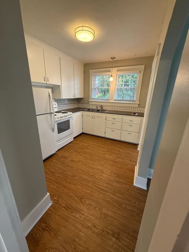 Building Photo - Updated 2Bd/1Ba in Desirable Camas Area!