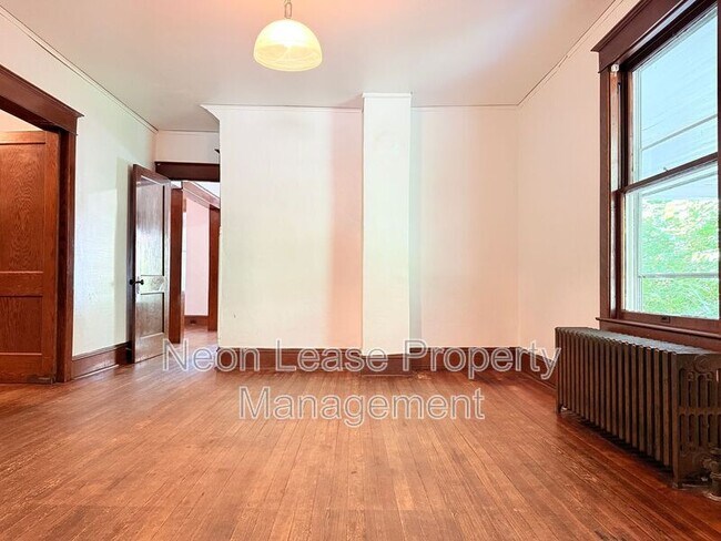 Building Photo - 303 E 6th St