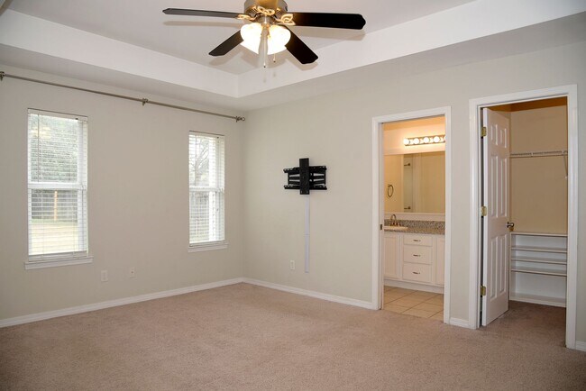 Building Photo - Central Niceville Home with Lawncare Included!