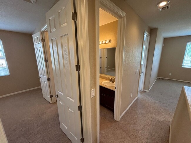 Building Photo - Elegant 3Bed/3Bath Home with Loft in the P...