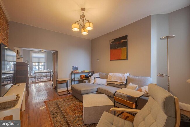 Building Photo - 835 Wellington St