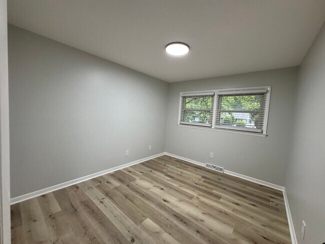 Building Photo - 2205 Hathaway Dr