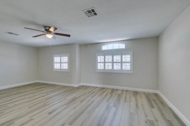 Building Photo - Beautiful 4-Bedroom Home Near Downtown Sum...