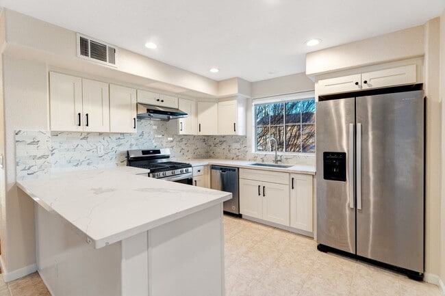 Building Photo - UPGRADED TOWNHOME OFFERS UTMOST CONVENIENCE