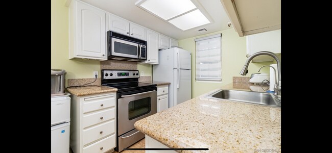 Building Photo - 15094 Avenida Venusto