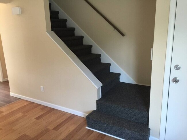 Building Photo - 3 bedroom 1.5 bath townhouse